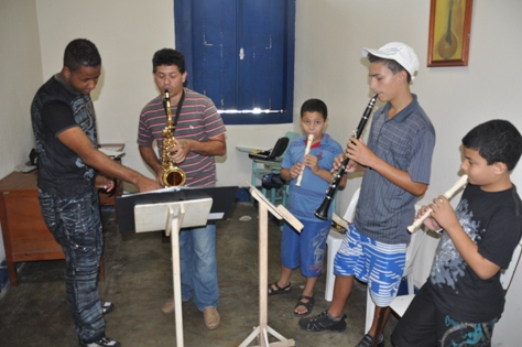 Escola de Música ainda oferece vagas para violão, canto, violino e instrumentos de sopro 