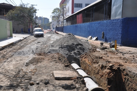 Obras de pavimentação e drenagem contemplam 14 ruas em cinco bairros da cidade 