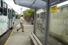 Prefeitura reforça fiscalização contra poluição visual nos pontos de ônibus