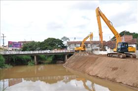 Rio Sesmarias: Prefeitura reforça  base da ponte na Rua do Rosário