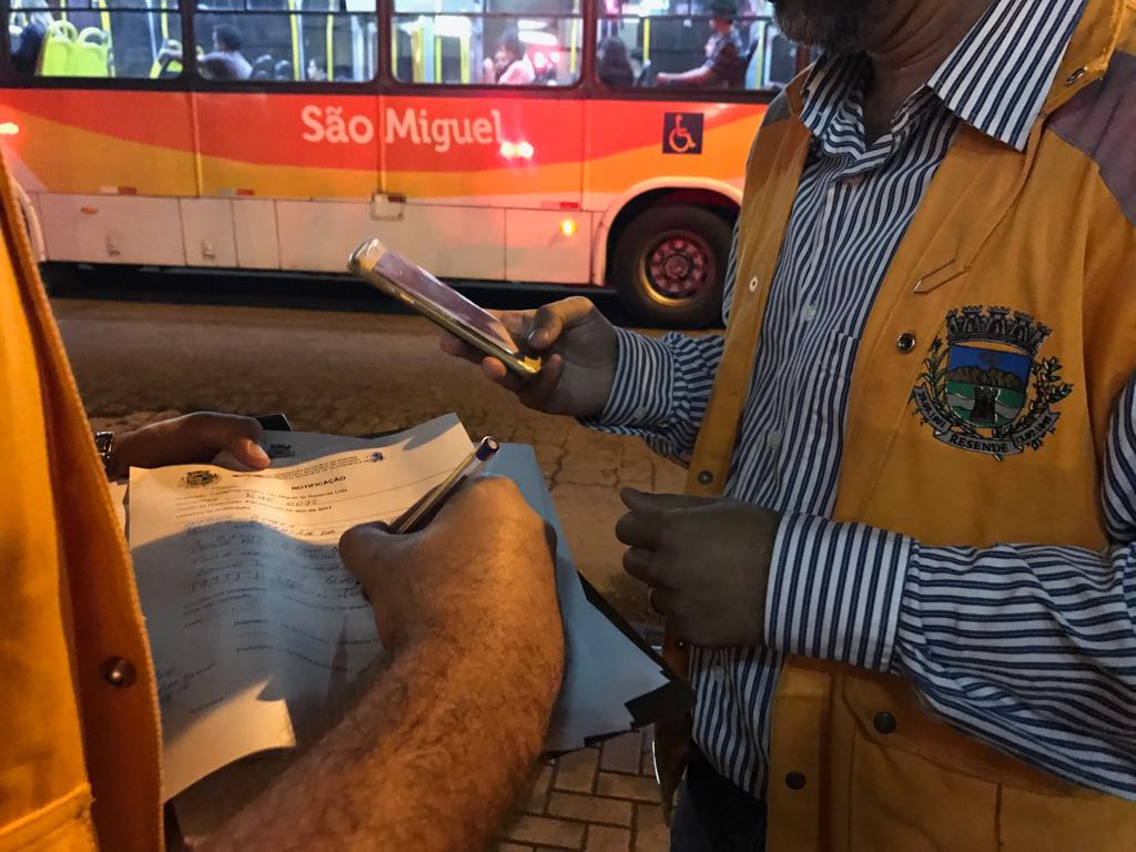 Prefeitura recolhe dois ônibus durante fiscalização
