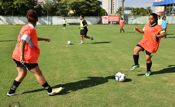 Jovens jogadoras são avaliadas pela CBF no Estádio do Trabalhador