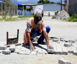PREFEITURA FAZ MANUTENÇÃO DE RUAS PAVIMENTADAS COM BLOCOS INTERTRAVADOS