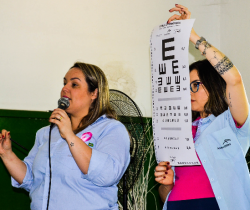 PROFISSIONAIS DE EDUCAÇÃO SÃO CAPACITADOS PARA FAZER TESTES DE ACUIDADE VISUAL