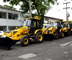 PREFEITURA REFORÇA FROTA COM AQUISIÇÃO DE QUATRO RETROESCAVADEIRAS