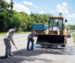 PREFEITURA INTENSIFICA OPERAÇÃO TAPA BURACO E RECUPERA VIAS ATINGIDAS PELAS CHUVAS