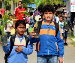 ALUNOS E PROFESSORES DA ESCOLA NOEL DE CARVALHO PARTICIPAM DE EVENTO SOBRE EDUCAÇÃO AMBIENTAL