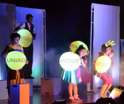 ESPETÁCULO TEATRAL ENSINA ALUNOS A RESPEITAR AS DIFERENÇAS