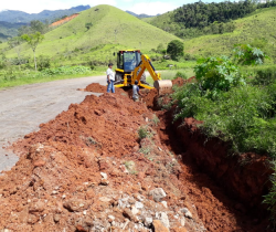 ESTRADA VARGEM GRANDE-FUMAÇA É BENEFICIADA POR SERVIÇOS DE MANUTENÇÃO