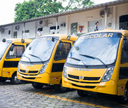 RESENDE RECEBE TRÊS ÔNIBUS PARA BENEFICIAR A REDE MUNICIPAL DE ENSINO