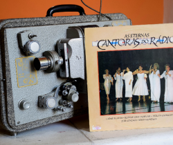 EXPOSIÇÃO ARTE NA CAPA ESTÁ DE VOLTA COM HOMENAGEM A ERA DE OURO DO RÁDIO