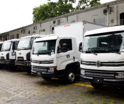 NOVOS CAMINHÕES CHEGAM PARA MODERNIZAR FROTA DA PREFEITURA