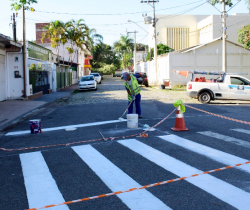 PREFEITURA REVITALIZA FAIXAS DE PEDESTRES PRÓXIMAS A ESCOLAS