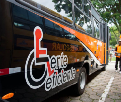 ALUNOS DO ‘GENTE EFICIENTE’ RECEBEM ÔNIBUS EM CERIMÔNIA NA PREFEITURA