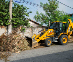 MUTIRÃO DE LIMPEZA JÁ RETIROU MAIS DE 50 CAMINHÕES DE ENTULHO E SEGUE DURANTE A SEMANA