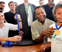 PELÉ ACADEMIA FIRMA PARCERIA COM LYON, GRANDE CLUBE DO FUTEBOL FRANCÊS