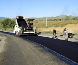 PREFEITURA DE RESENDE COMEÇA A ASFALTAR ESTRADA SURUBI-BULHÕES