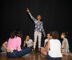ALUNOS DO CURSO DE TEATRO FAZEM SARAU POÉTICO NO ESPAÇO Z