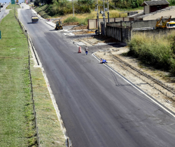 PAVIMENTAÇÃO DA ESTRADA DE ACESSO AO BAIRRO JARDIM DO SOL JÁ ESTÁ EM FASE DE CONCLUSÃO