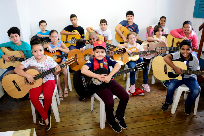 Prefeitura Resende - AULA CANTO E CORAL 🗣🎤 Mais uma atividade para a  Melhor Idade! 🥰 Estão abertas inscrições para aulas de Canto e Coral  voltadas para idosos acima de 60 anos.