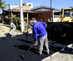 PREFEITURA PROMOVE MELHORIAS NO ASFALTO, NA ILUMINAÇÃO E EM ESPAÇO DE LAZER DO BAIRRO SÃO CAETANO