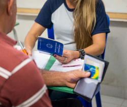 RESENDE FECHA O PRIMEIRO SEMESTRE COM SALDO POSITIVO DE EMPREGOS