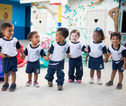 PREFEITURA ENTREGA KITS DE UNIFORME PARA ALUNOS DA REDE PÚBLICA MUNICIPAL DE ENSINO
