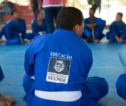 PREFEITURA DE RESENDE ENTREGA 300 NOVOS KIMONOS PARA ALUNOS DO PROJETO ‘ESPORTE NA ESCOLA’