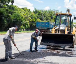 PREFEITURA DE RESENDE REFORÇA OPERAÇÃO TAPA-BURACO EM VÁRIAS VIAS DA CIDADE