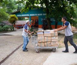 ALUNOS DA REDE MUNICIPAL DE ENSINO DE RESENDE COMEÇAM A RECEBER MATERIAL ESCOLAR PARA 2020