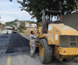 PREFEITURA CONCLUI OBRAS DE INFRAESTRUTURA E ASFALTAMENTO DA RUA JOÃO OURIQUE FERREIRA