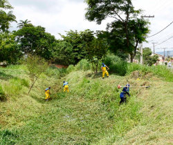PREFEITURA DE RESENDE IMPLANTA EQUIPE EXCLUSIVA PARA LIMPEZA DE CANAIS E CÓRREGOS DA CIDADE