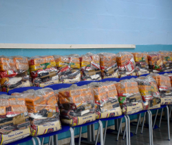 PREFEITURA ENTREGA MAIS UMA REMESSA DE KITS ALIMENTÍCIOS