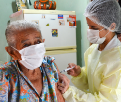 COM ORGANIZAÇÃO E TRABALHO EM EQUIPE, RESENDE VACINA QUASE 300 IDOSOS ACIMA DE 90 ANOS EM UM DIA