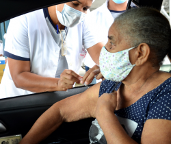 IDOSOS VACINADOS NO DRIVE-THRU DO ÚLTIMO DIA 06 RECEBERÃO A SEGUNDA DOSE NESTE SÁBADO, DIA 27, NA ÁREA DE EXPOSIÇÕES