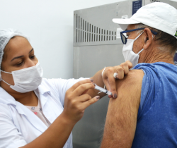 IDOSOS DE 65 E 66 ANOS COM COBERTURA DA ESF RECEBEM PRIMEIRA DOSE DA VACINA CONTRA A COVID-19 NESTA TERÇA-FEIRA, DIA 30