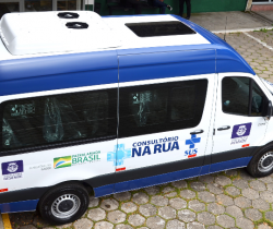 PREFEITURA DE RESENDE REFORÇA ESTRUTURA DO PROGRAMA ‘CONSULTÓRIO NA RUA’ COM CHEGADA DE VAN