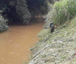 DEFESA CIVIL DE RESENDE ATUA NA MANUTENÇÃO E LIMPEZA DO RIO SESMARIA