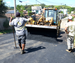 RUA DAS AMETISTAS EM ENGENHEIRO PASSOS RECEBE ASFALTAMENTO APÓS 40 ANOS DE ESPERA DA POPULAÇÃO