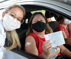 PROFISSIONAIS DA SAÚDE IMUNIZADOS EM 31/03 E RESIDENTES DE ÁREAS SEM COBERTURA DOS POSTOS DE SAÚDE, COM MAIS DE 45 ANOS, TERÃO VACINA EM DRIVE-THRU NESTA QUARTA, DIA 23