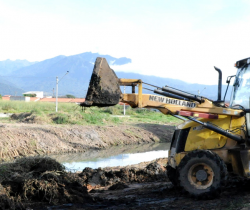 PREFEITURA DE RESENDE REALIZA DESASSOREAMENTO DE CANAL PERIFÉRICO NA GRANDE ALEGRIA