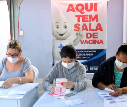 PREFEITURA DE RESENDE APLICA SEGUNDA DOSE DA VACINA CONTRA COVID-19 PARA PESSOAS COM 64 ANOS IMUNIZADOS EM 15/04 NESTA QUINTA, DIA 8