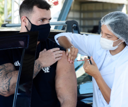 RESENDE PROMOVE VACINAÇÃO CONTRA A COVID-19 EM DRIVE-THRU PARA PESSOAS A PARTIR DE 30 ANOS, NESTA QUARTA-FEIRA, DIA 04, NA ÁREA DE EXPOSIÇÕES