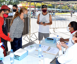 SINE ITINERANTE E TENDA DA SAÚDE OFERECEM SERVIÇOS NA TRADICIONAL FEIRA LIVRE NO PARQUE DAS ÁGUAS