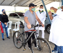 PREFEITURA DE RESENDE APLICA SEGUNDA DOSE CONTRA COVID-19 EM PESSOAS ACIMA DE 30 ANOS NO DRIVE-THRU NESTA QUARTA-FEIRA, DIA 25
