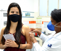 RESENDE IMUNIZA CONTRA A COVID-19 PESSOAS COM MAIS DE 18 ANOS NA NOITE DESTA QUARTA-FEIRA, DIA 1º DE SETEMBRO