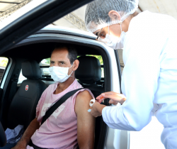 RESENDE APLICA SEGUNDA DOSE CONTRA A COVID-19 EM PESSOAS A PARTIR DE 45 ANOS NO DRIVE-THRU NA QUARTA-FEIRA, DIA 15