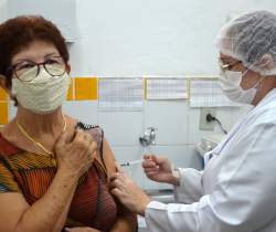 RESENDE APLICA DOSE DE REFORÇO EM IDOSOS ACIMA DE 70 ANOS VACINADOS COM A 2ª DOSE ATÉ O DIA 12/03, NESTA TERÇA-FEIRA, DIA 14