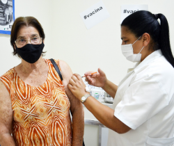 RESENDE APLICA DOSE DE REFORÇO EM IDOSOS ACIMA DE 70 ANOS E IMUNOSSUPRIMIDOS GRAVES VACINADOS ATÉ 19 DE MARÇO NESTA SEGUNDA, DIA 20