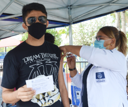 PREFEITURA DE RESENDE APLICA SEGUNDA DOSE DA VACINA CONTRA A COVID-19 NA TRADICIONAL FEIRA LIVRE DO PARQUE DAS ÁGUAS